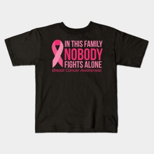 IN THIS FAMILYNOBODY FIGHTS ALONE Kids T-Shirt